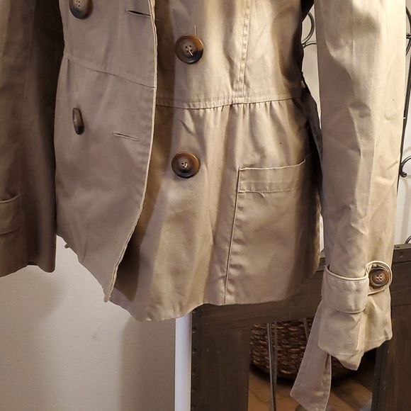 Avant Premier short tan trench coat, 38, belted - Picture 3 of 7
